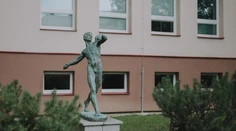 Zo sídliska v Prievidzi zmizla historická socha. Policajti pátrajú po motíve i páchateľoch