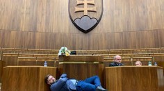 Piati exposlanci prídu pre obsadenie rokovacieho pultu o polovicu platu, rozhodol Kollár