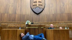 Piati exposlanci prídu pre obsadenie rokovacieho pultu o polovicu platu, rozhodol Kollár