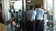 Búrlivý protest proti platenému parkovaniu v Košiciach. Zasiahla aj polícia