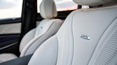 Sadli si do Mercedesu a skončili s popáleninami. Vodiči žalujú automobilku