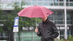 Piatok bude upršaný, niekde hrozia i silné búrky. Víkend prinesie chladnejšie, no pokojnejšie počasie