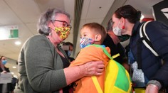 Silné emócie na letisku: Po vyše 130 dňoch otvorili hranice dva najľudnatejšie štáty Austrálie