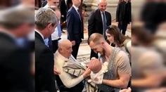 VIDEO: Vzácne zábery pápeža Františka po prepustení z nemocnice. V Bazilike svätého Petra sa objavil v civile