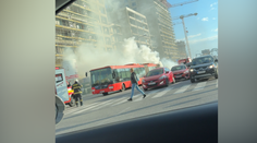 VIDEO: Na frekventovanej križovatke v Bratislave horel autobus