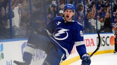 VIDEO: Tampa Bay zvládla drámu a vyrovnala sériu. Slafkovský zhodil rukavice, E. Černák bodoval