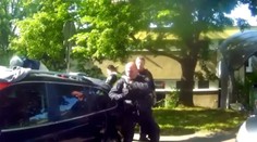 VIDEO: Dráma v Brne. Mamičke sa nečakane zamklo rozpálené auto, batoľa zostalo uväznené vo vnútri