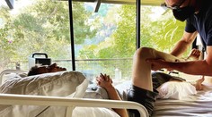 Herec Jeremy Renner si pri nehode so snežným pluhom zlomil viac ako 30 kostí