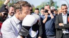 Fotky boxujúceho Macrona vyvolali zmiešané reakcie. Prirovnali ho k filmovému Rockymu Balboovi