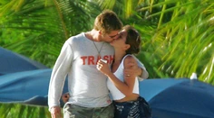 Bulvárny magazín šokoval titulkou: Jennifer Aniston a Brad Pitt sa na nej bozkávajú