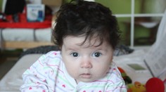 Rozkošné bábätko zo Žiliny rozveseľuje ľudí netradične dlhými vlasmi