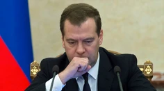 Medvedev je poriadny optimista. Verí, že EÚ zruší Rusku sankcie