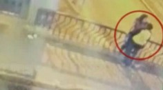Bozk smrti na videu: Milenci spadli vo vášnivom objatí z mosta