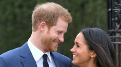 Princ Harry a Meghan Markle prvýkrát od zásnub na verejnosti. Ukázali krásny prsteň