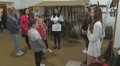 Medzi krojmi, pred návštevníkmi a skupinovo. Stredoškoláci z Prešova mali praktické maturity v múzeu