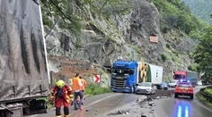 FOTO a VIDEO: Hromadná nehoda kamiónov a áut pod Strečnom. Cesta je neprejazdná