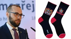 Český vládny splnomocnenec pobúril Rusov. Na stretnutie so Zelenským si obul ponožky s horiacim Kremľom