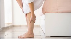 Všímajte si tieto jemné náznaky na nohách. Signalizujú problém s cholesterolom upchávajúcim cievy