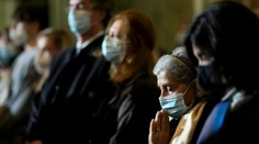 Omikron ukazuje svoju silu. Francúzsko aj Británia zaznamenali rekordné prírastky