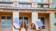 Prázdninovať budú skôr. Niektoré školy rozdávajú vysvedčenia v predstihu