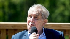 Prezident Zeman leží stále na ARO. Jeho stav je vážny, ale stabilizovaný