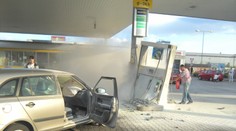 Bláznivý vodič vo veľkej rýchlosti zdemoloval stojan na pumpe