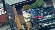 VIDEO: Muž chcel priviazať vianočný stromček o auto, zarobil si na hanbu. Neurobte rovnakú chybu
