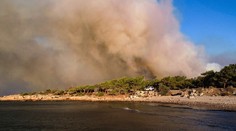 Veľký lesný požiar neďaleko tureckej Antalye. Z hotelov a domov evakuovali viac ako tisíc ľudí