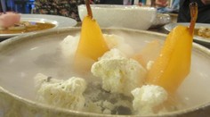 Hruška varená v cukrovom sirupe s miso penou z bielej čokolády a gelom z thajskej bazalky a mäty