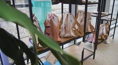 Kabelky z reklamných plagátov. Originálny nápad dáva nádej materiálu, ktorý by skončil na skládke