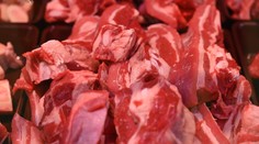 Na pultoch sa objavili nebezpečné potraviny. Jedlu po dátume spotreby prelepovali etikety