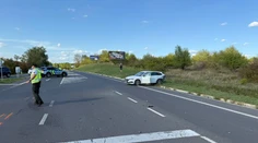 Zrážka auta s motocyklom pri Bratislave. Motorkára odviezli do nemocnice