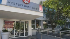 Striekačky voľne ležia na uliciach. Mesto rieši čoraz vážnejší problém