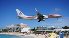 Bude to koniec svetoznámej pláže? Prúd zo štartujúceho lietadla usmrtil ženu