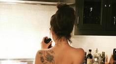 Lady Gaga v kuchyni: Hore bez, len s koreničkou v ruke