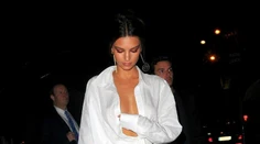 Emily Ratajkowski opäť vetrala výstrih. Radšej si ale mala dať podprsenku