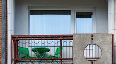 VIDEO: Dôchodkyňa prežila pád zo šiesteho poschodia. Zachytila to bezpečnostná kamera