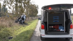 Cez obec prefrčal a kúsok za ňou napálil čelne do stromu. Pri Michalovciach prišiel o život mladý vodič