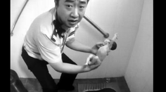 Dojemná fotka obletela svet. Policajt zachránil dieťa z toalety