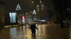 Populárnu destináciu trápia výkyvy počasia. Ženu zabilo auto unášané prúdom veľkej vody