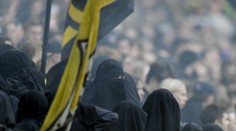 Švédski futbaloví chuligáni sa hrajú na moslimské ženy. Využili medzeru v zákone