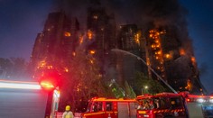 Bilancia obetí požiaru bytového komplexu v Hongkongu je hrozivá. Záchranári našli ďalšie telá