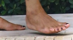 Kedysi by sme niečo také od futbalistu nečakali. Na nohách má nalakované nechty