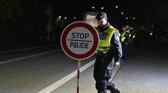 Druhý deň kontrol na hraniciach s Českom priniesol výsledky. V podozrivej dodávke sa tlačilo 25 migrantov