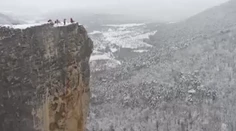 Šialený bungee jumping! Mladík sa istil o vlastnú kožu