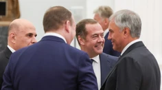 Ruskí politici sa vysmievajú európskym lídrom. Medvedev posmešne okomentoval Zelenského oblek