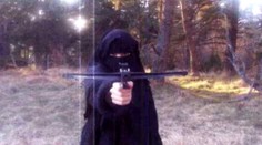 Traja teroristi sú na mŕtvi, no táto žena stále uniká