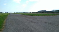 Na letisku za ukrajinskou hranicou pristálo lietadlo s migrantmi. Kým prišli policajti, bolo preč