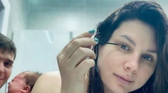 Žena (36), ktorá si vzala syna (21) svojho exmanžela, ukázala fotky ich spoločnej dcérky