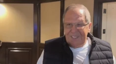 VIDEO: Sergej Lavrov prišiel na samit Trump – Putin v mikine s nápisom CCCP